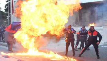 Protesta e opozitës para Kryeministrisë/ Policia nuk merr përsipër tubimin, efektivët në shesh