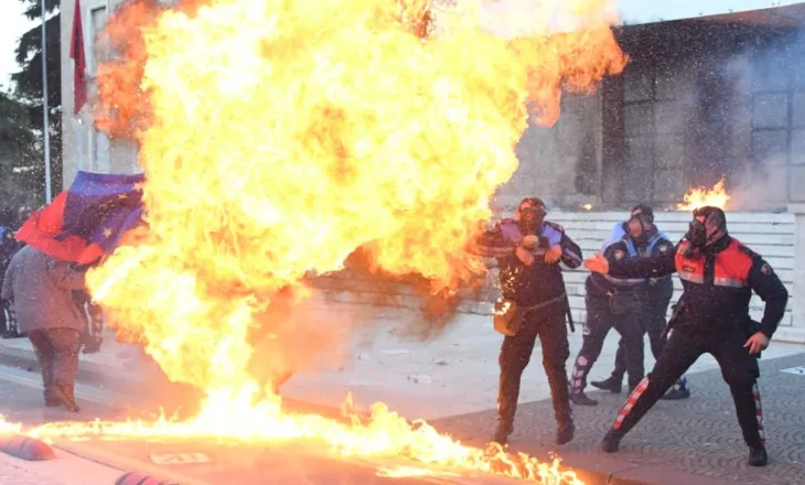 Protesta e opozitës para Kryeministrisë/ Policia nuk merr përsipër tubimin, efektivët në shesh
