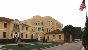 Protesta e opozitës pasditen e të shtunës, Ambasada Amerikane porosit shtetasit e vet për ta shmangur…