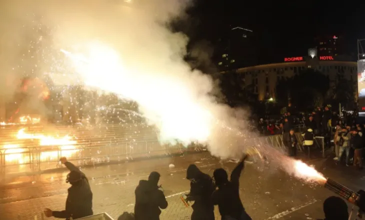 Protesta e opozitës, Policia: 16 efektivë të dëmtuar, pësuan djegie dhe dëmtime fizike