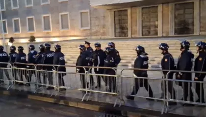 Protesta e opozitës/ Policia bllokon rrugët, 1300 efektivë në gatishmëri para godinës së Kryeministrisë