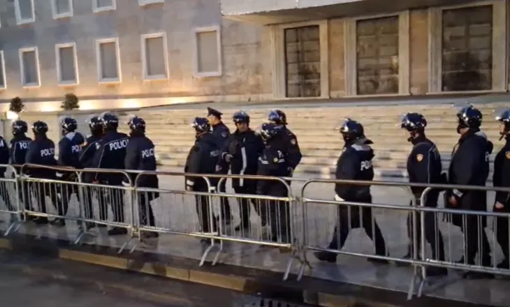 Protesta e opozitës/ Policia bllokon rrugët, 1300 efektivë në gatishmëri para godinës së Kryeministrisë