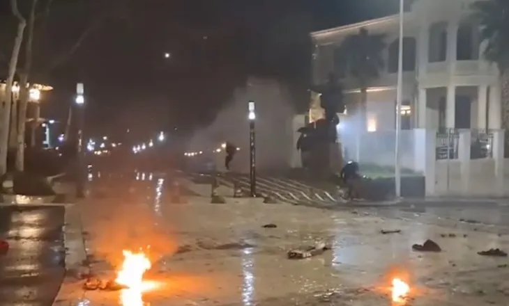 Protesta e opozitës, policia shoqëron 13 persona