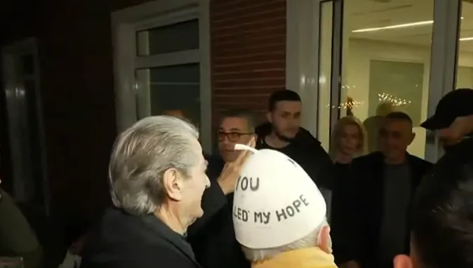 Protesta e opozitës, Sali Berisha pritet nga simpatizantët në selinë blu