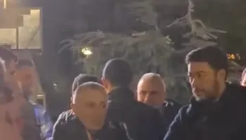 Protesta e opozitës, Shkëlzen Berisha shfaqet në shoqërinë e deputetit të PD-së Arjan Ndoja