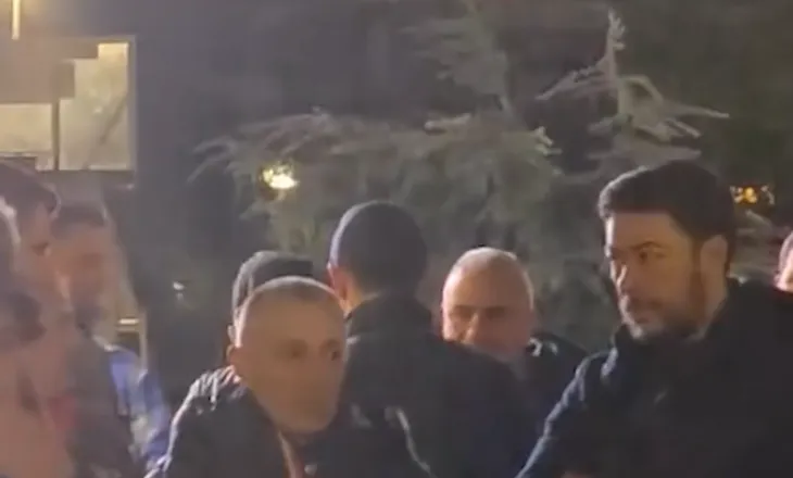 Protesta e opozitës, Shkëlzen Berisha shfaqet në shoqërinë e deputetit të PD-së Arjan Ndoja