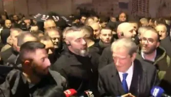 Protesta e opozitës vijon tek Kuvendi i Shqipërisë
