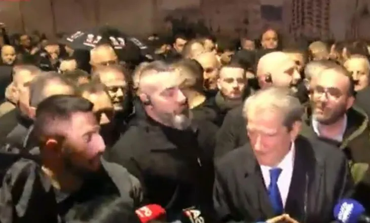 Protesta e opozitës vijon tek Kuvendi i Shqipërisë