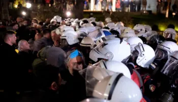 Protesta e opozitës zhvendoset para parlamentit, përplasje me policinë