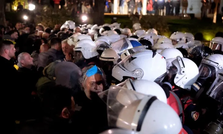 Protesta e opozitës zhvendoset para parlamentit, përplasje me policinë