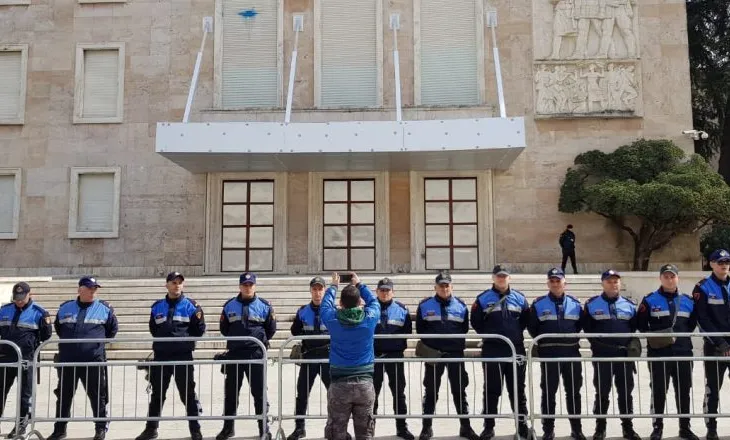 Protesta e PD/ “Blindohet” kryeministria, 1400 efektivë policie në terren