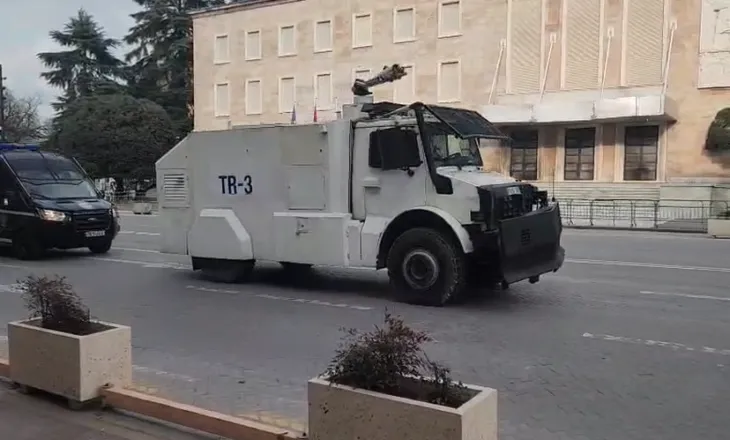 Protesta e PD, “blindohet” Kryeministria. Policë në shumë institucione dhe rrugët e Tiranës