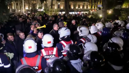 Protesta e PD/ Disa të ndaluar në Komisariatin 1 dhe 2 në Tiranë, zbardhen emrat