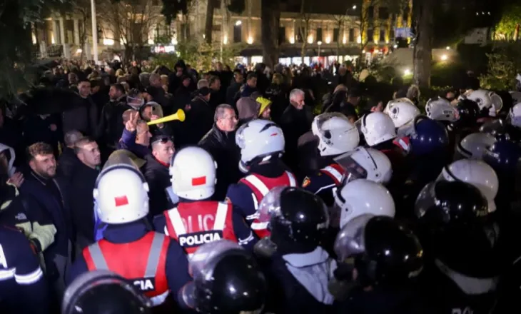 Protesta e PD/ Disa të ndaluar në Komisariatin 1 dhe 2 në Tiranë, zbardhen emrat