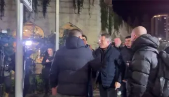 Protesta e PD/ Flamur Noka përplaset me efektivët civilë të policisë