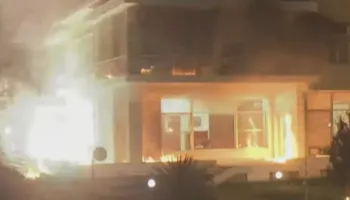 Protesta e PD/ Hidhen molotovë në vilën e ish-diktatorit Hoxha, godina përfshihet nga flakët