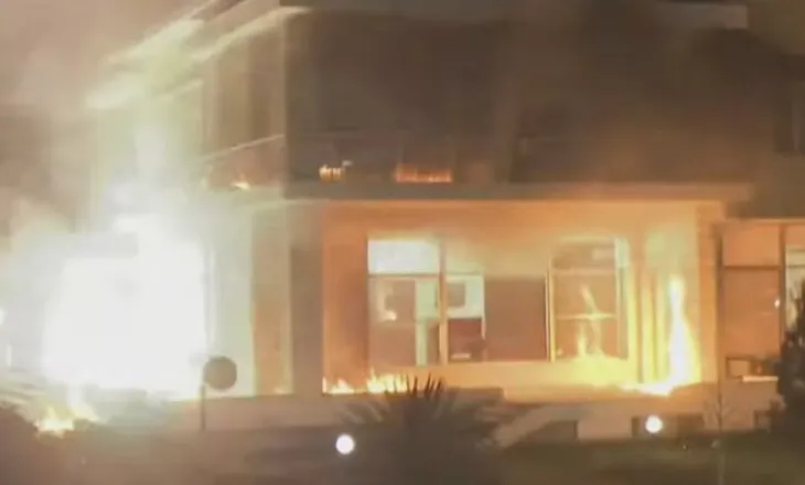 Protesta e PD/ Hidhen molotovë në vilën e ish-diktatorit Hoxha, godina përfshihet nga flakët