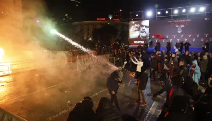 Protesta e PD / Juristja: Berisha nxit përçarje dhe vëllavrasje, të miturit përdoren si “mish për top”