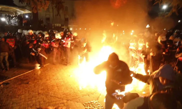 Protesta e PD/ Molotovë drejt godinës e policisë, arrestohen 21 persona