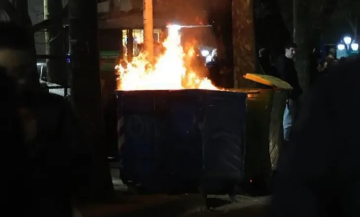 Protesta e PD/ Molotovë e gurë drejt kordonit të policisë, reagon ministrja Koçiu: Provokim i hapur dhe një dëshirë e ethshme për përshkallëzim