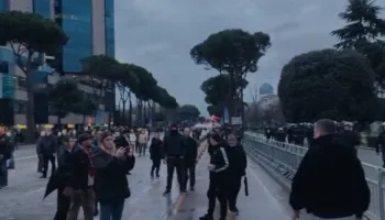 Protesta e PD, nis grumbullimi i qytetarëve para kryeministrisë