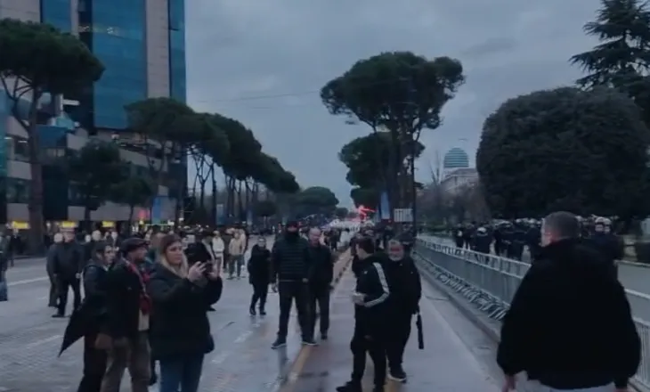 Protesta e PD, nis grumbullimi i qytetarëve para kryeministrisë