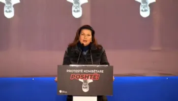 Protesta e PD para Kryeministrisë, aktorja Rajmonda Bulku kujton 20 shkurtin e 1991: Morëm në dorë guximin sepse donim të ishim të lirë