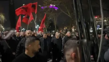 Protesta e PD para Kryeministrisë, Berisha i drejtohet bulevardit ku e presin mbështetësit demokratë