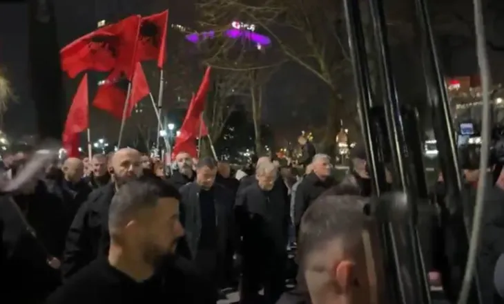 Protesta e PD para Kryeministrisë, Berisha i drejtohet bulevardit ku e presin mbështetësit demokratë
