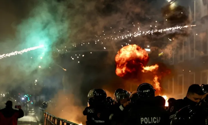 Protesta e PD përpara Kryeministrisë, ministrja e Brendshme nxjerr videot e policëve të plagosur: Dhuna nuk mund të jetë kurrë mjet