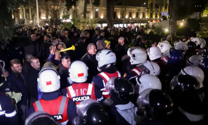 Protesta e PD/ Policia: 16 efektivë në spital me djegie e dëmtime fizike, autorët do dalin para ligjit