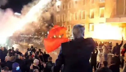 Protesta e PD, Policia: 16 efektivë në spital me djegie e dëmtime fizike!