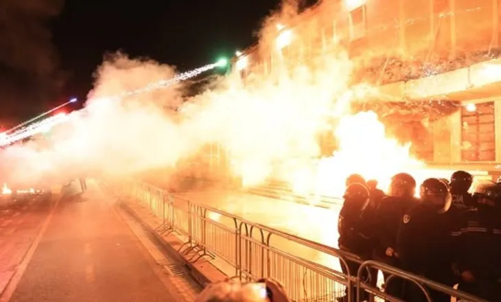 Protesta e PD, Policia: Arrestohen 18 protestues në Tiranë, mes tyre 3 të mitur