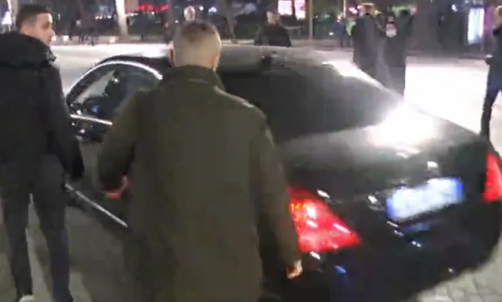 Protesta e PD/ Policia hedh ujë para kryeministrisë, Berisha largohet nga bulevardi