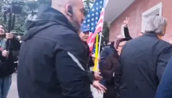 Protesta e PD/ Sali Berisha mbërrin në selinë blu, pritet nga simpatizantët