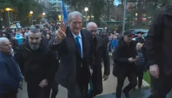 Protesta e PD, Sali Berisha mbërrin në selinë blu (VIDEO)