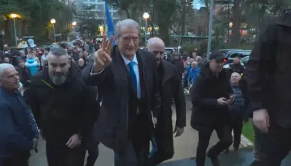 Protesta e PD, Sali Berisha mbërrin në selinë blu (VIDEO)