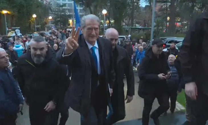 Protesta e PD, Sali Berisha mbërrin në selinë blu (VIDEO)