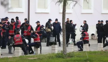 Protesta e PD-së/ 1300 efektivë në terren, vendosen autobotë me ujë