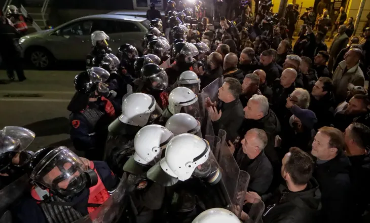 Protesta e PD-së, Koçiu: Berisha si Don Kishoti, lufton me koshat e mbeturinave! Ka kthyer partinë në repart zjarrvënësish