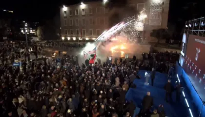 Protesta e PD-së/ Nis sulmi me fishekzjarre dhe molotov ndaj Kryeministrisë