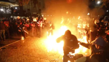 Protesta e PD-së përpara Kryeministrisë/ Molotovë dhe fishekzjarrë drejt godinës e policisë, arrestohen 21 persona