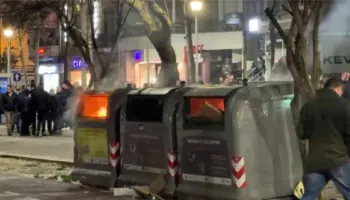 Protesta e PD-së, protestuesit hedhin molotov pranë parlamentit, policia përgjigjet me gaz lotsjellës