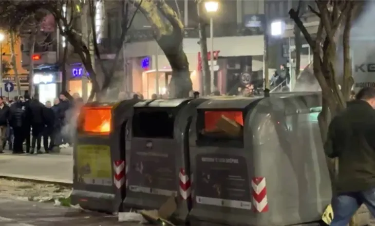 Protesta e PD-së, protestuesit hedhin molotov pranë parlamentit, policia përgjigjet me gaz lotsjellës