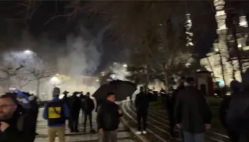 Protesta e PD-së/ Protestuesit hedhin molotov pranë Parlamentit, policia përgjigjet me gaz lotsjellës