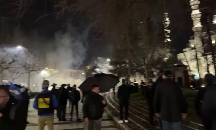 Protesta e PD-së/ Protestuesit hedhin molotov pranë Parlamentit, policia përgjigjet me gaz lotsjellës