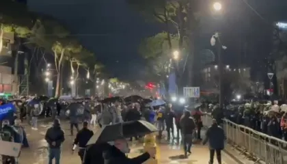 Protesta e PD-së, qytetarët zhvendosen drejt parlamentit