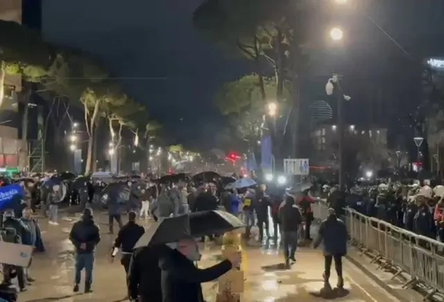 Protesta e PD-së, qytetarët zhvendosen drejt parlamentit