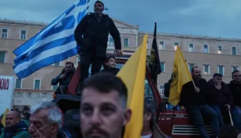 Protesta, fermerët grekë ngujohen para Parlamentit me traktorët e tyre