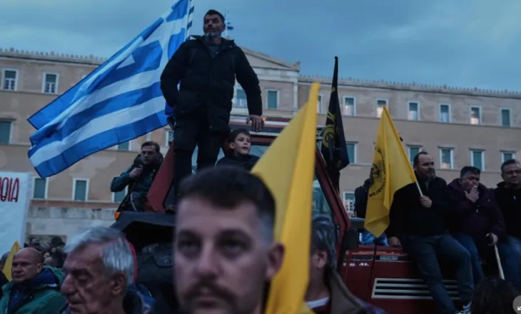 Protesta, fermerët grekë ngujohen para Parlamentit me traktorët e tyre